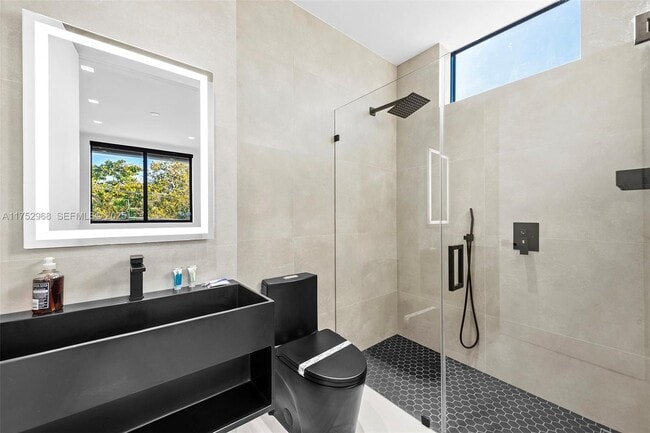 Building Photo - 2572 NE 182nd Terrace