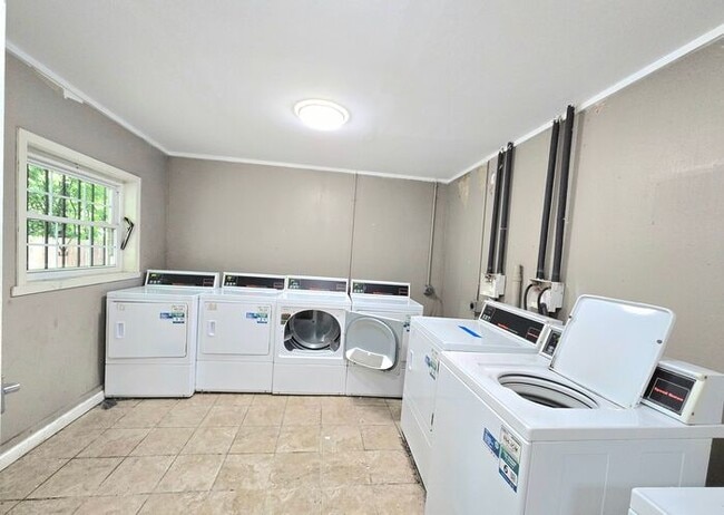 Building Photo - 1 bed/1bath apartment in Midtown (May Move...