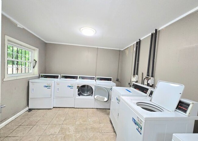 Building Photo - (NEW LISTING!) 1 bed/1bath apartment in Mi...