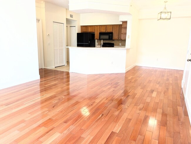 Building Photo - 3210 Myrtlewood Cir E