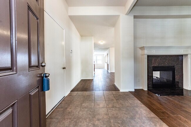 Primary Photo - 913 Boxelder Pointe