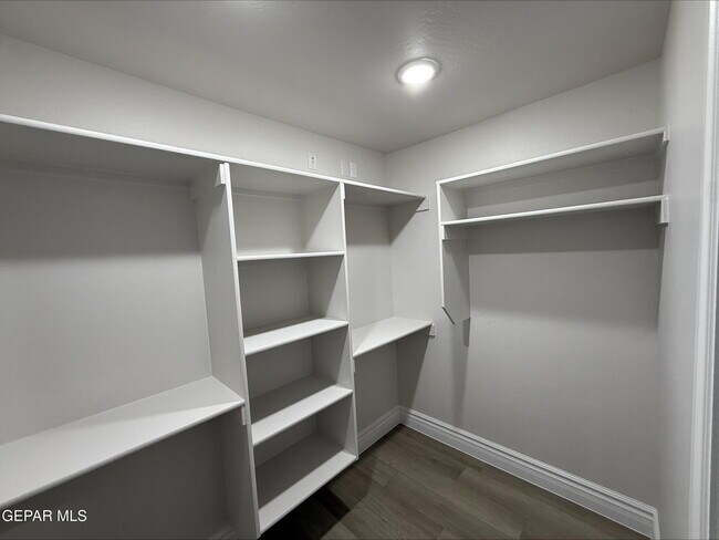 Building Photo - 2633 Dunoon Dr
