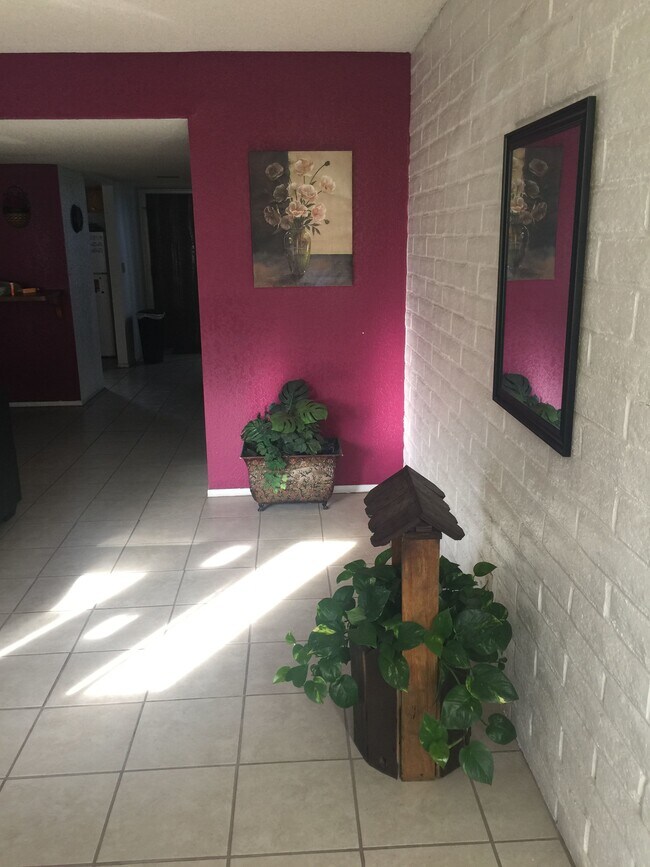 Building Photo - 797 W Mesa Verde Dr