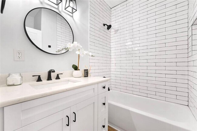 Building Photo - 56 Holly Rd NW