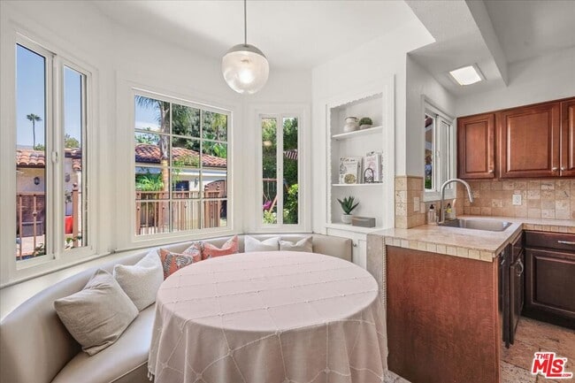 Building Photo - 6119 Del Valle Dr