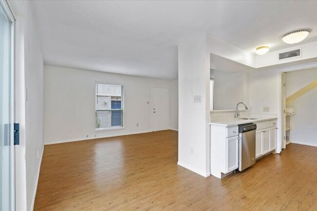 Building Photo - 1313 Southport Dr