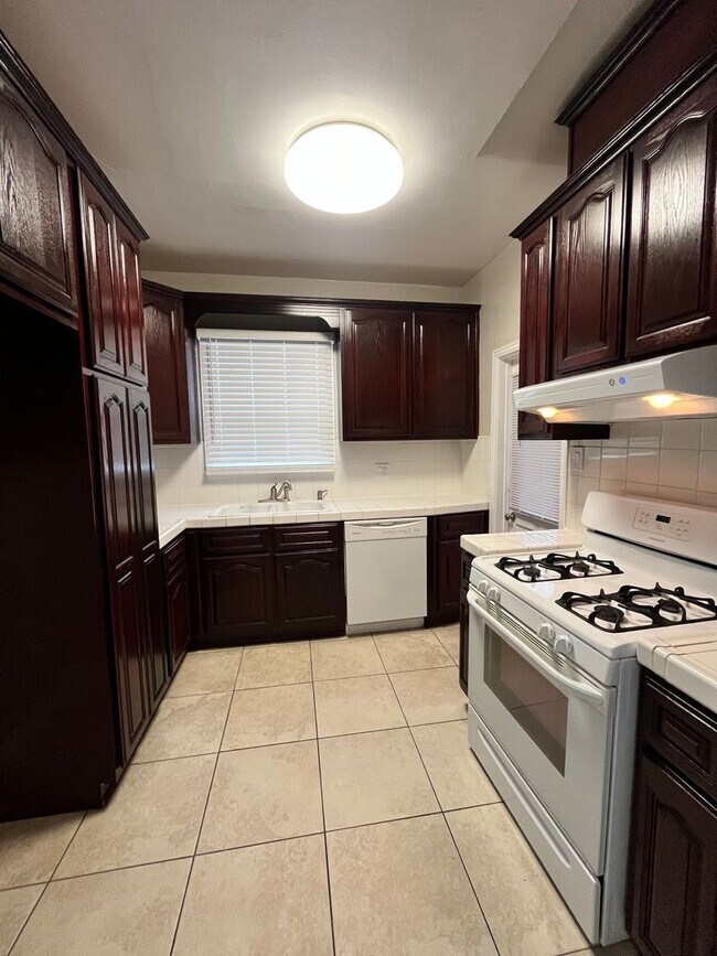 Building Photo - LARGE UPSTAIRS 2 BEDROOM 1 BATH, BUILDING ...