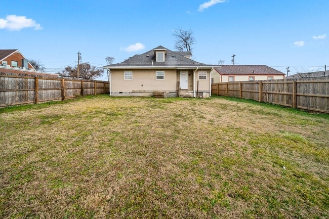 Building Photo - Spacious & Recently Renovated 4 Bedroom Home Available Now!!