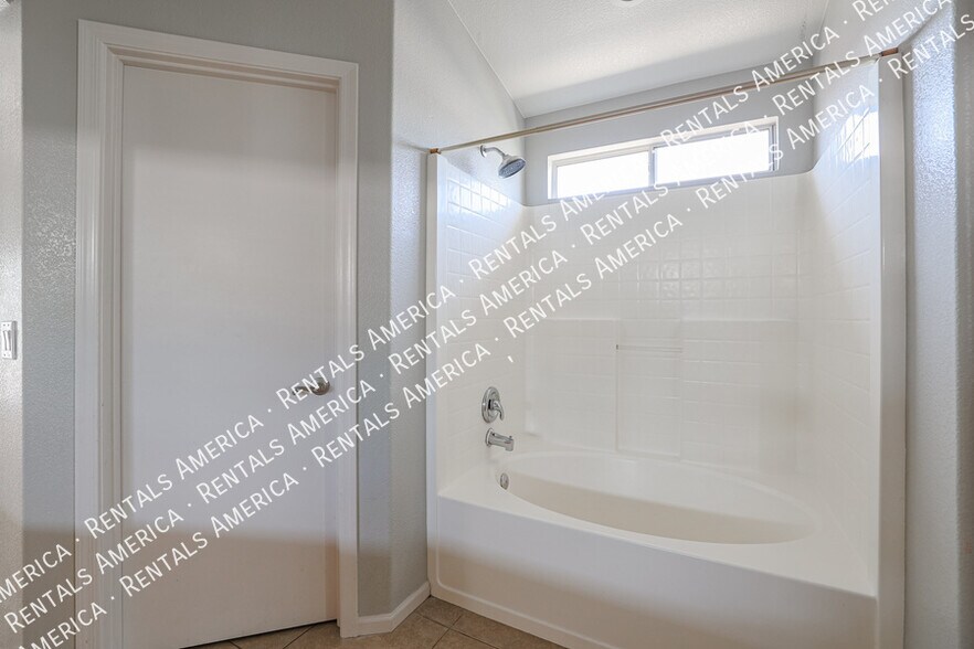 Building Photo - 7441 W Fleetwood Ln