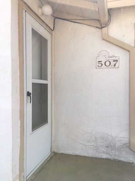 Building Photo - 507 W 1st St