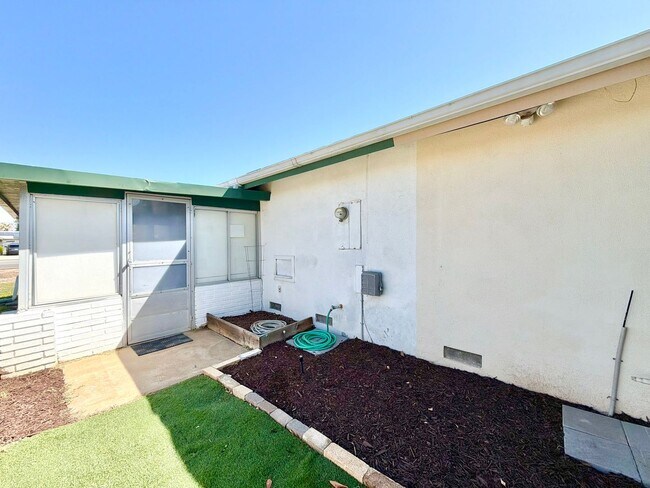 Building Photo - Charming Sun City 55+ Community 2 Bedroom Home with Bonus Sunroom Space