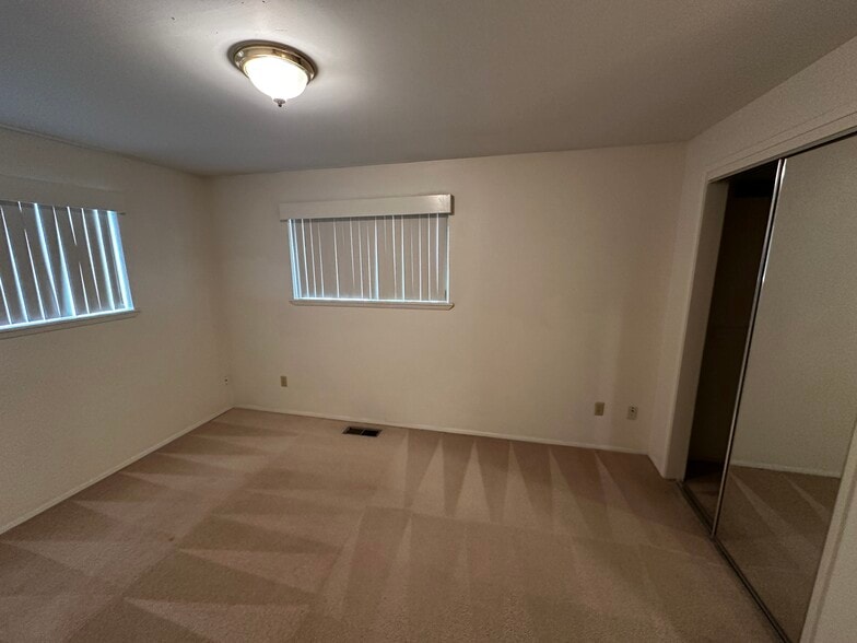 Building Photo - 515 16th Ave SE