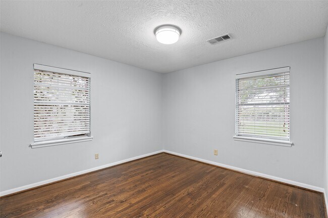 Building Photo - 118 E Thornton Rd