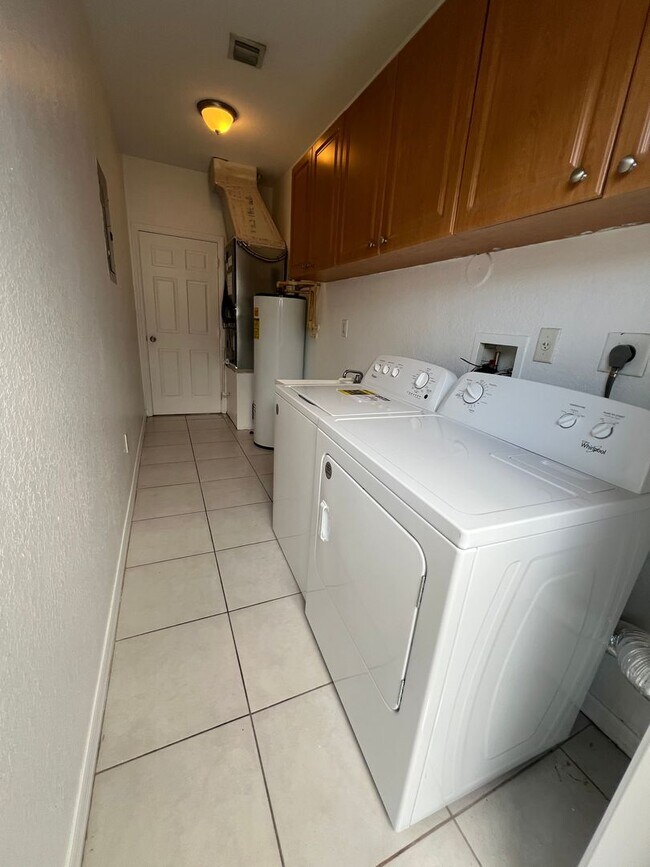 Building Photo - Great 3 Bedroom Home