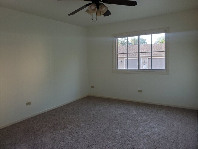 Building Photo - 833 Village Quarter Rd