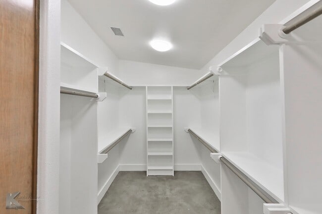 Building Photo - 3/2/2 duplex!  NEWLY UPDATED!