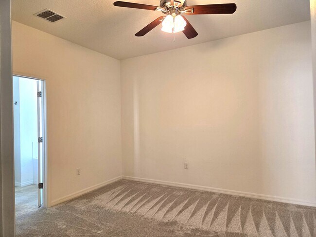 Building Photo - Pet Friendly Home in Southern Ridge