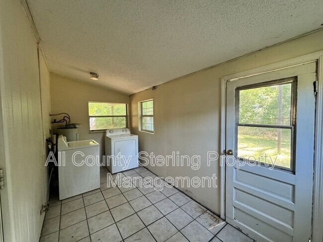 Building Photo - 159 SW Elizabeth Ct