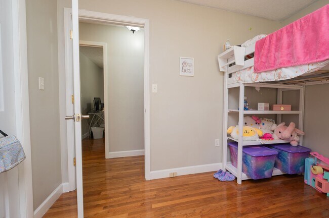 Building Photo - 3 br/ 2 bath home, private setting with garage/workshop