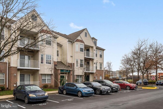 Building Photo - 8961 Town Center Cir