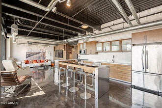 Building Photo - 4020 N Scottsdale Rd