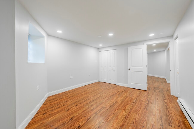 Building Photo - 666 E 50th Pl