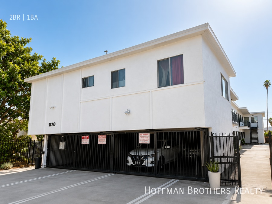 Building Photo - 716 W 81st St