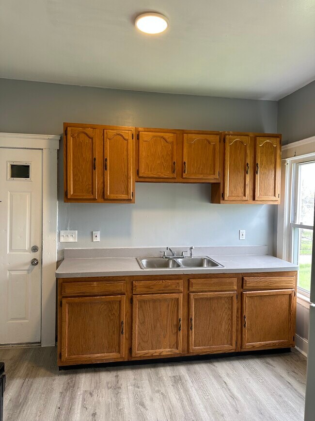 Building Photo - 1338 Lakeview Rd