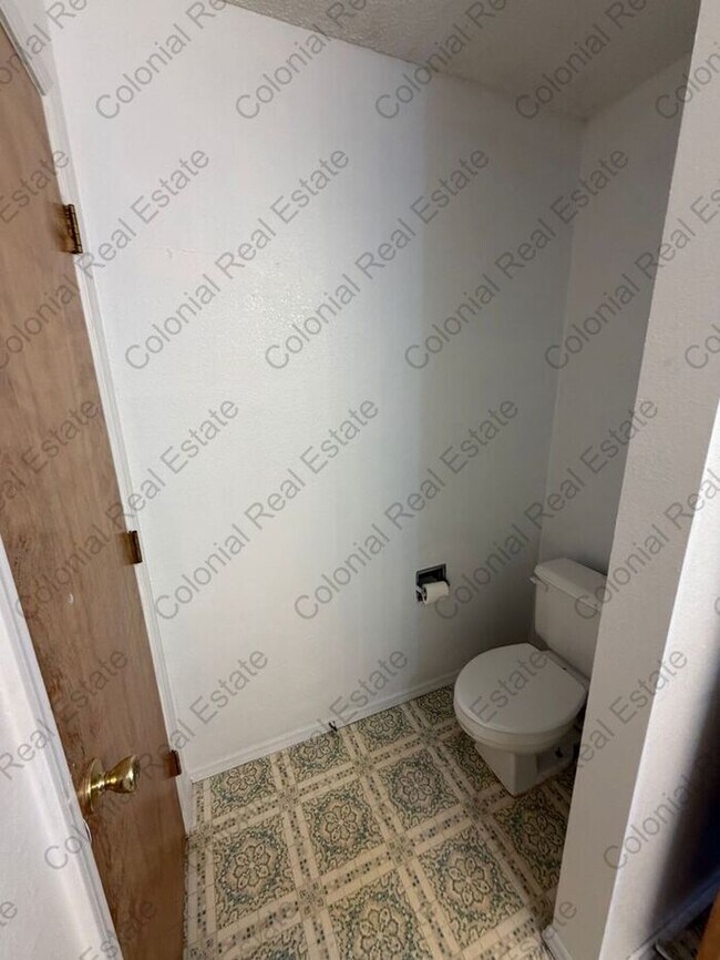 Building Photo - Spacious 4 bedroom 2 bath home.