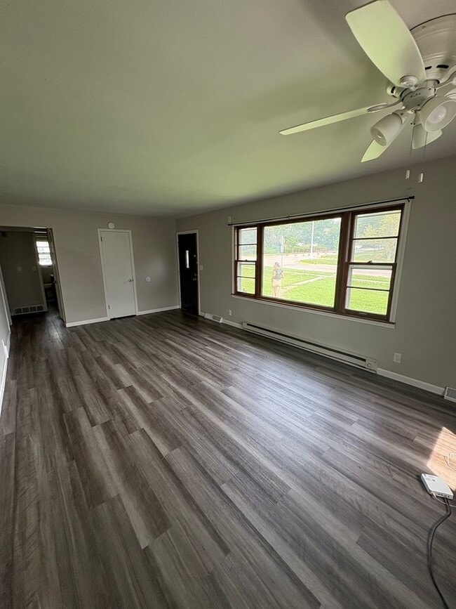 Building Photo - 2 Bedroom 1 Bathroom Duplex in Cedar Falls!