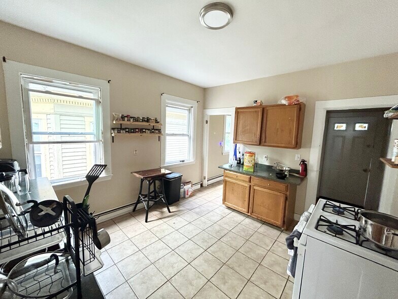 Unit 3 - 72 Calumet St