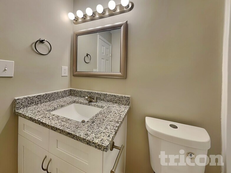 Building Photo - 213 Walnut Crest Dr