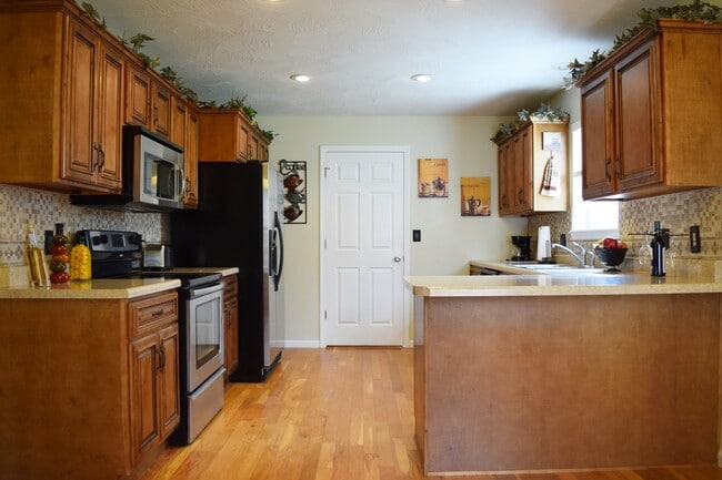 Building Photo - Located in the popular Woodland Hills Subd...
