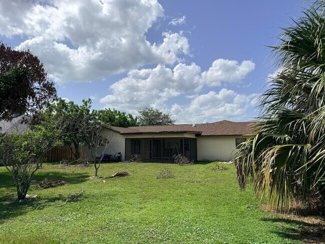 Building Photo - 508 NW Azalea Ave