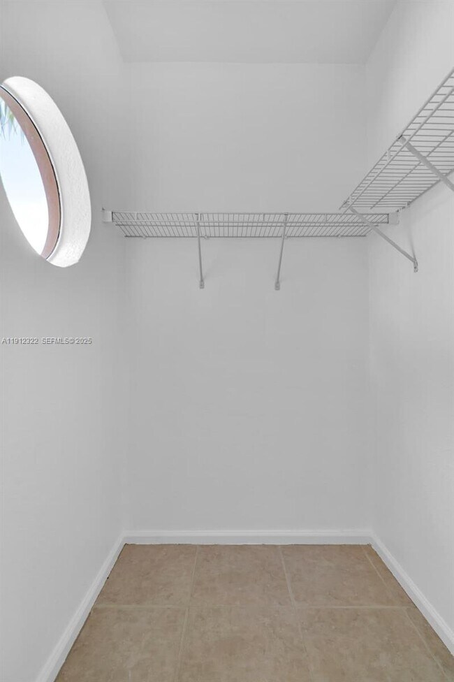 Building Photo - 1095 NE 39th Ave