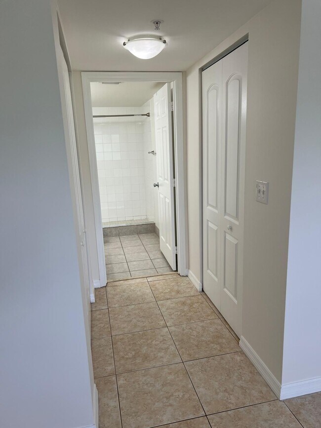 Building Photo - 500 Crestwood Ct N