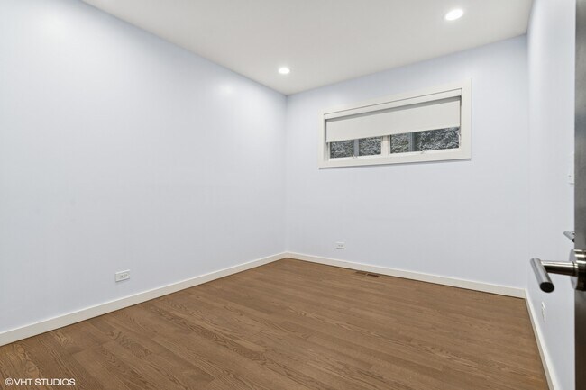 Building Photo - 927 N Damen Ave