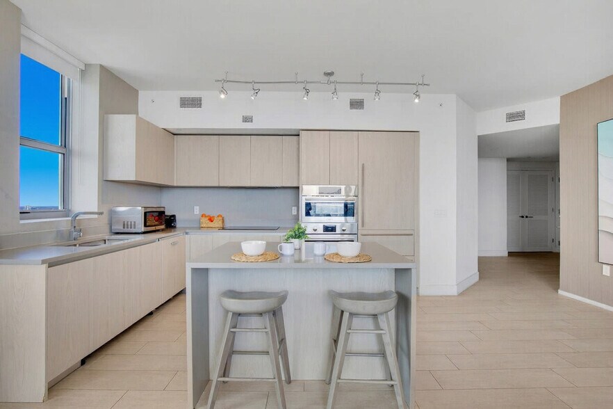 Building Photo - 4010 S Ocean Dr