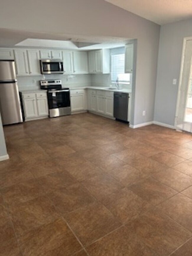 Building Photo - Beautiful 3/2 Available now!