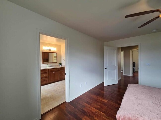 Building Photo - 3950 NE Vista del Rey Dr