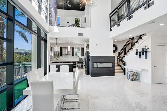 Building Photo - 365 SE 6th Ave