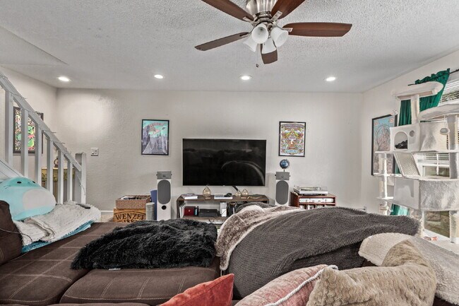 Building Photo - Lovely Three bed / Two bath for rent