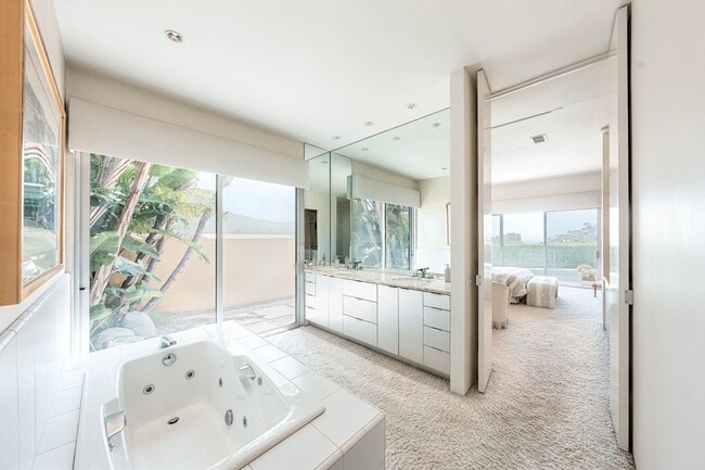 Building Photo - 10272 Overhill Dr