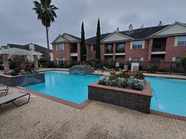 Building Photo - 2865 Westhollow Dr