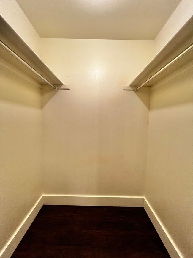 Building Photo - Robertson1001 (KC-JF-NB)