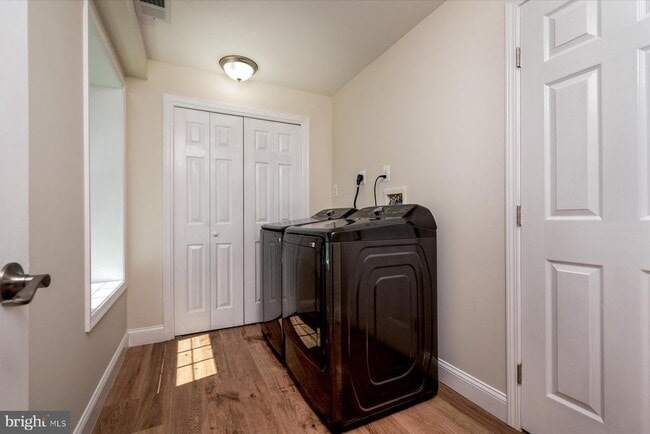 Building Photo - 1400 Lower View Ct