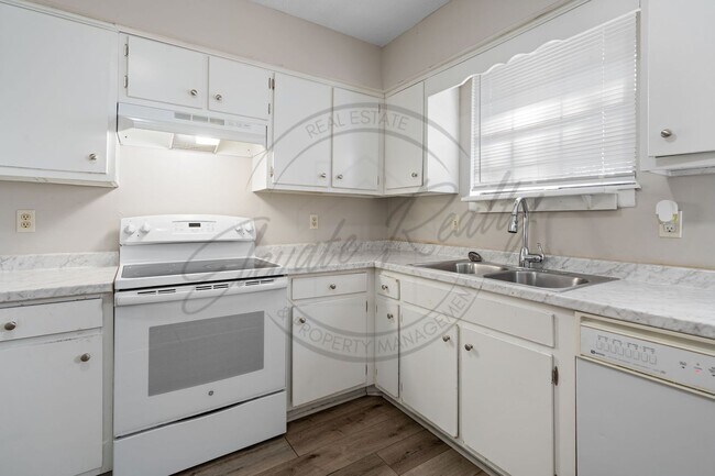 Building Photo - On Special: Two Bedroom Duplex in Hermitage!