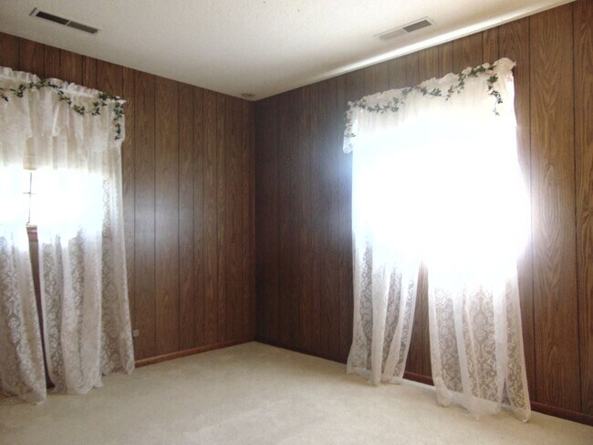 Building Photo - Fayette Family Farm House!