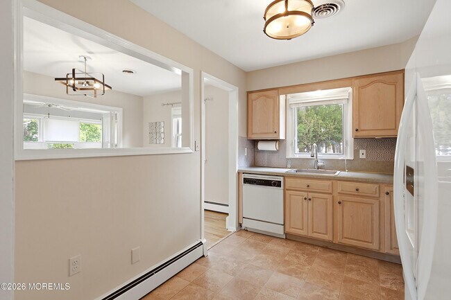 Building Photo - 943 Edgebrook Dr N