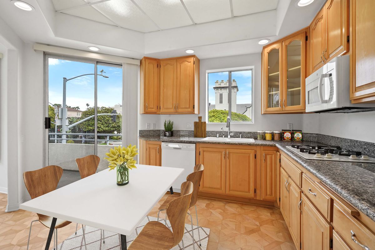 Building Photo - 1325 Arizona Ave